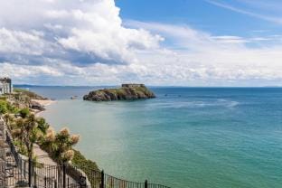 Spinnaker - Close to Town, Sea Views Hotel in Wales
