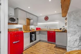 The Cwtch Apartment - Sea Views, Walk to Beach Hotel in Wales