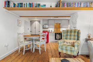 The Cwtch Apartment - Sea Views, Walk to Beach Hotel in Wales