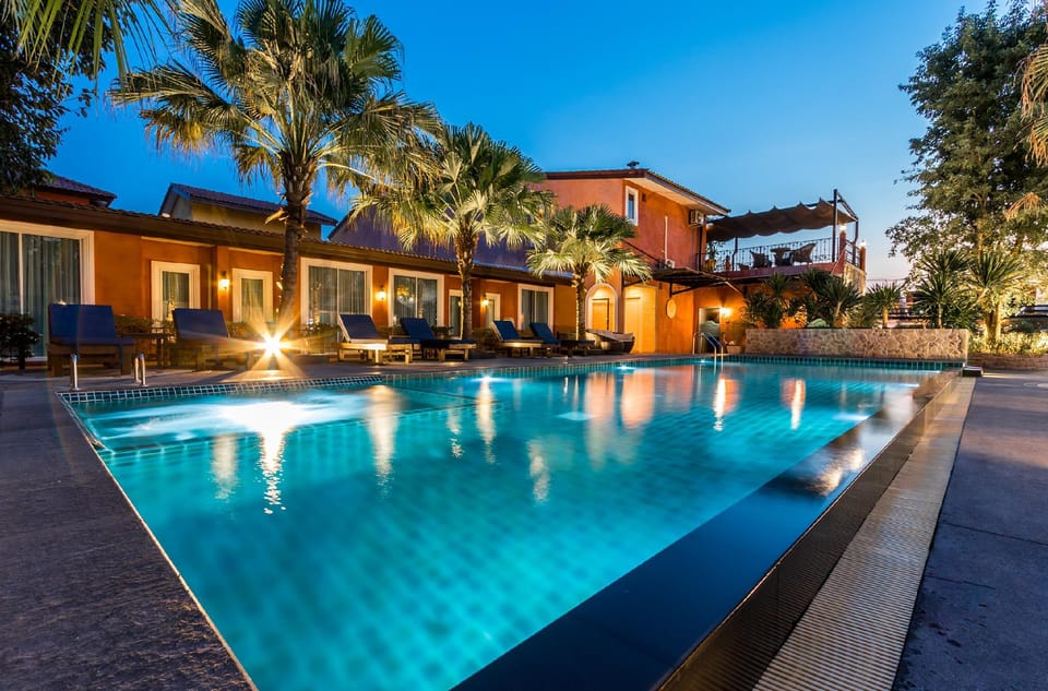 Swimming pool [outdoor]