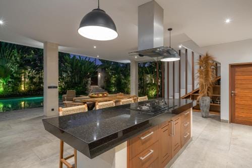 Villa Lisy - Spacious 4BR Villa with Large Swimming Pool Hotel in North Kuta