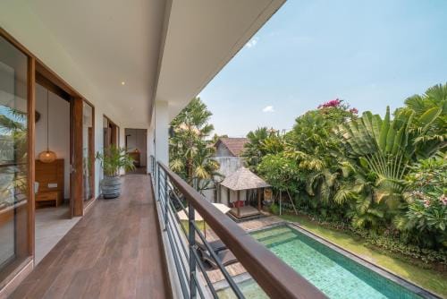 Villa Lisy - Spacious 4BR Villa with Large Swimming Pool Hotel in North Kuta