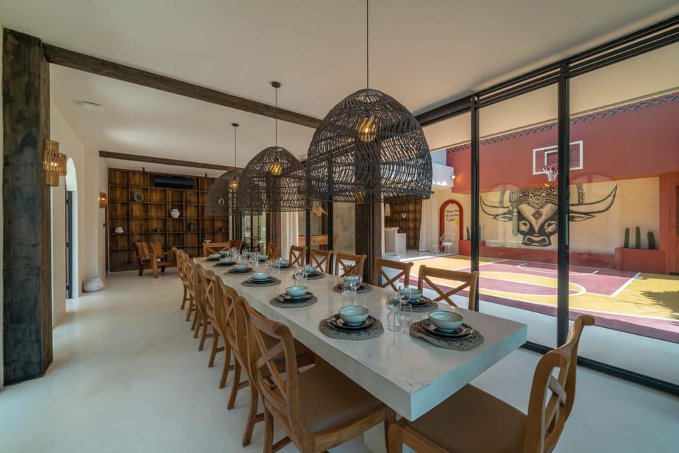 Casa Galicia - Spacious Central 7BR Villa, Pool & Sunset Rooftop Hotel in North Kuta