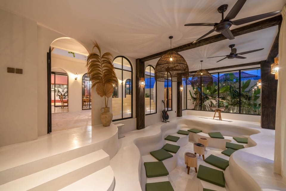 Casa Galicia - Spacious Central 7BR Villa, Pool & Sunset Rooftop Hotel in North Kuta