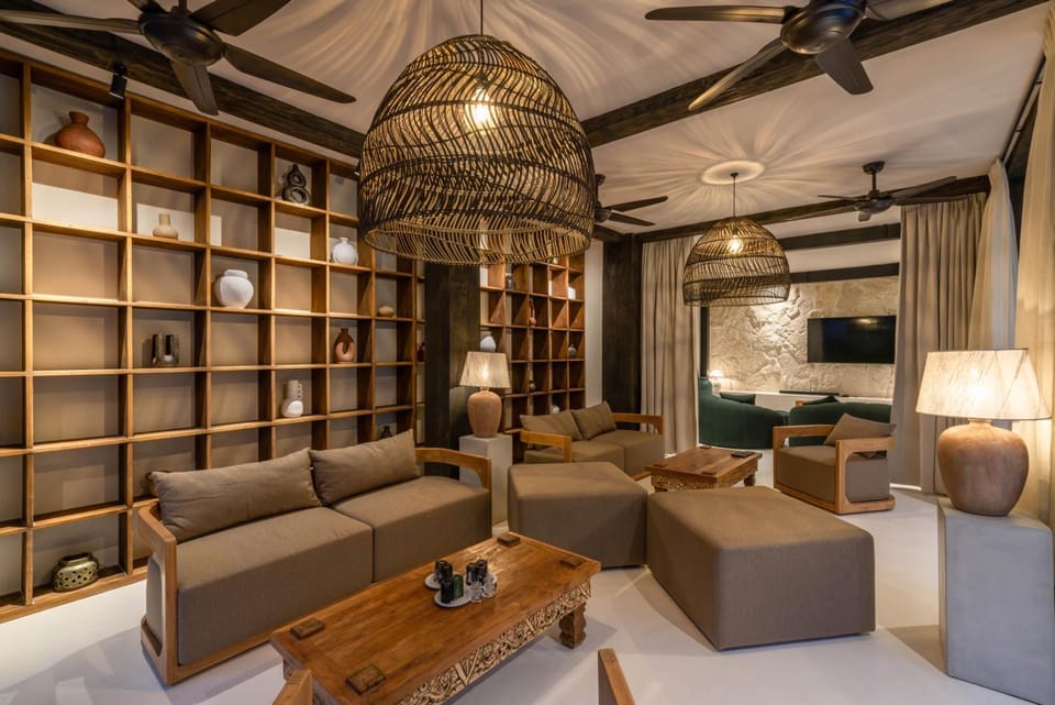 Casa Galicia - Spacious Central 7BR Villa, Pool & Sunset Rooftop Hotel in North Kuta