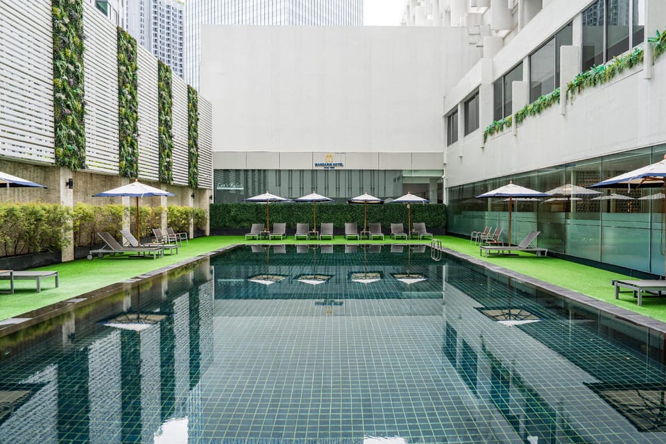 Swimming pool [outdoor]