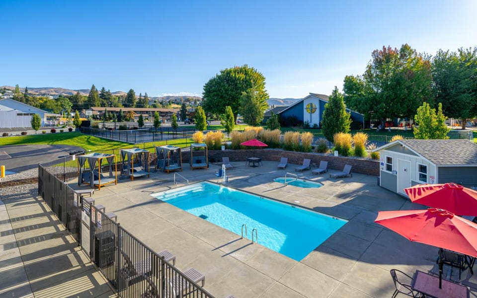 The Lodge Lake Chelan Hotel in Manson