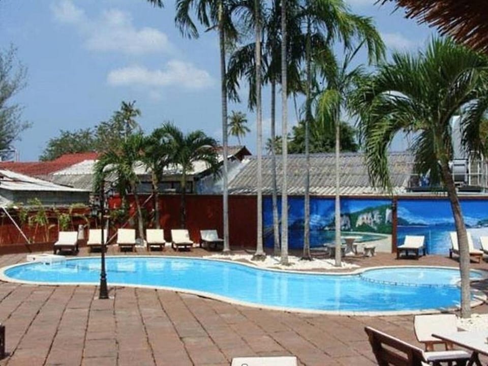 Swimming pool [outdoor]