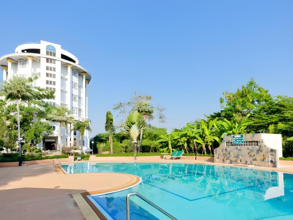 Swimming pool [outdoor]