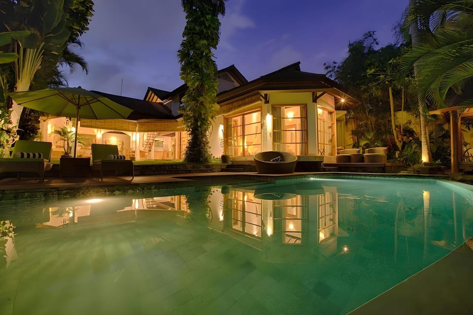 Swimming pool [outdoor]