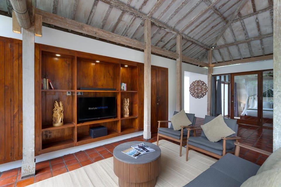 Shared lounge/TV area