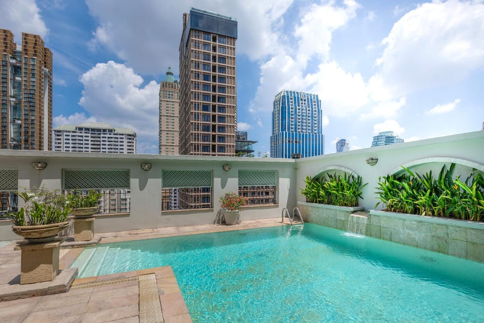 Swimming pool [outdoor]