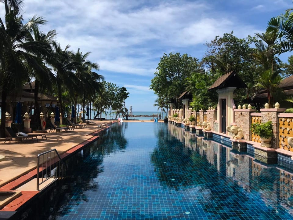 Swimming pool [outdoor]