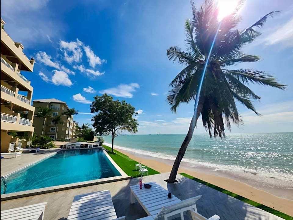 Swimming pool [outdoor]
