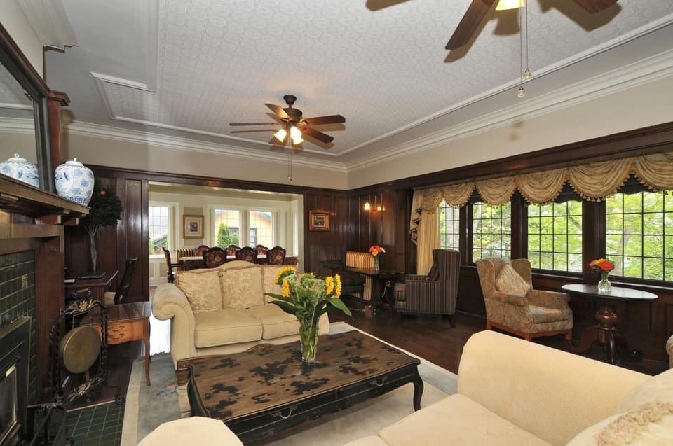 Shared lounge/TV area