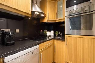 Chic   Sunlit Earls Court Flat Hotel in City of Westminster