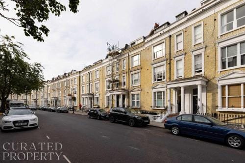 Chic   Sunlit Earls Court Flat Hotel in City of Westminster