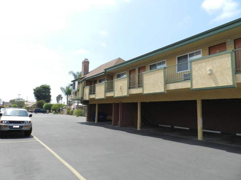 Starlite Motel Motel in Bellflower