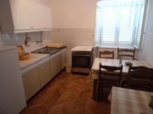 Apartments and rooms with parking space Makarska - 13979 Hotel in Makarska