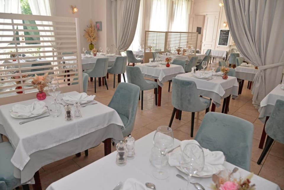 Logis - Hostellerie Le Chatel Nangis Hotel in Île-de-France