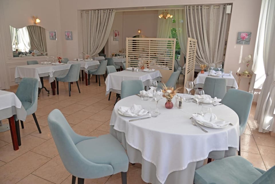 Logis - Hostellerie Le Chatel Nangis Hotel in Île-de-France