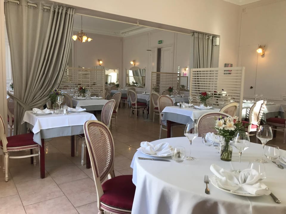 Logis - Hostellerie Le Chatel Nangis Hotel in Île-de-France