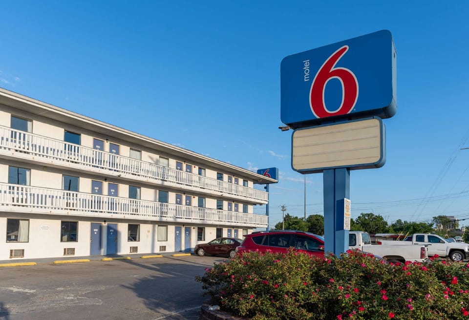 Motel 6 Cincinnati, OH Hotel in Sharonville