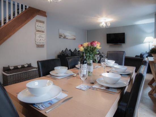 Rose Coach House - 3 Bedroom Cottage - Pendine Hotel in Wales