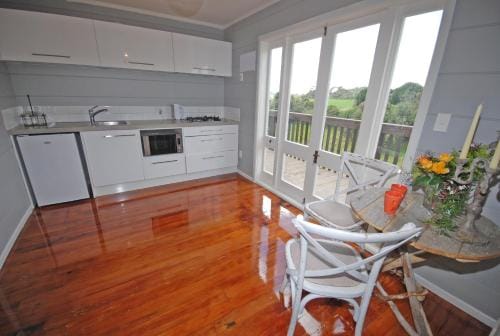 Freshwaterfarm Cottages - Muriwai Hotel in Auckland