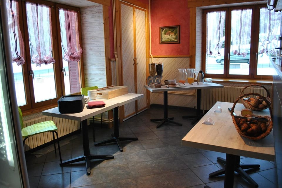 Auberge du Herisson Hotel in Jura