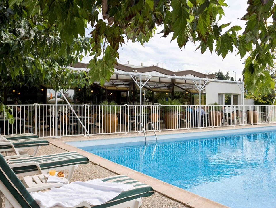 Swimming pool [outdoor]