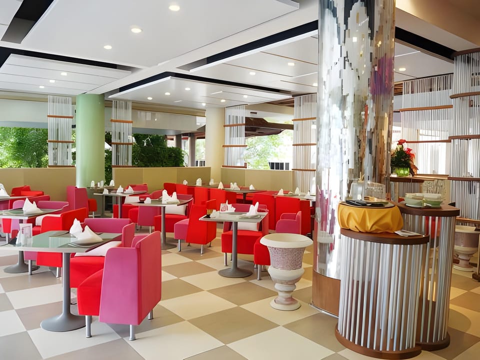 Big Boys' Bed & Burger - Patong Beach Hotel in Patong