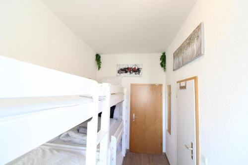 Hotel Ulm Zentrum - Komplettes Zimmer, Hochbett, Android TV & eigenem Bad - perfekt fur Familien & G Hotel in Neu-Ulm