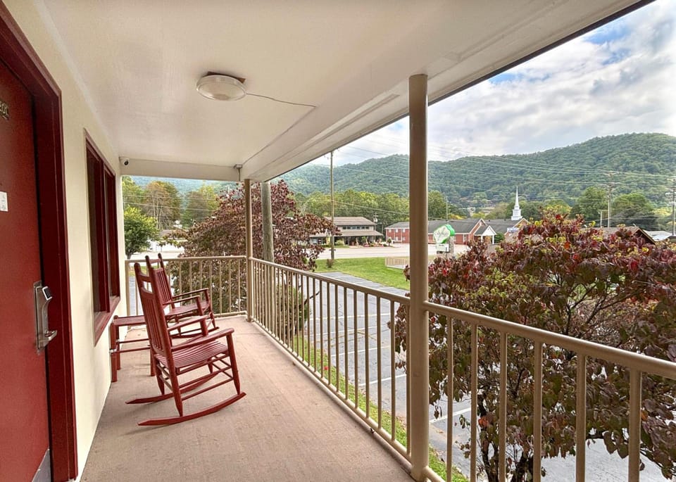 Castlewood Inn Motel in Maggie Valley