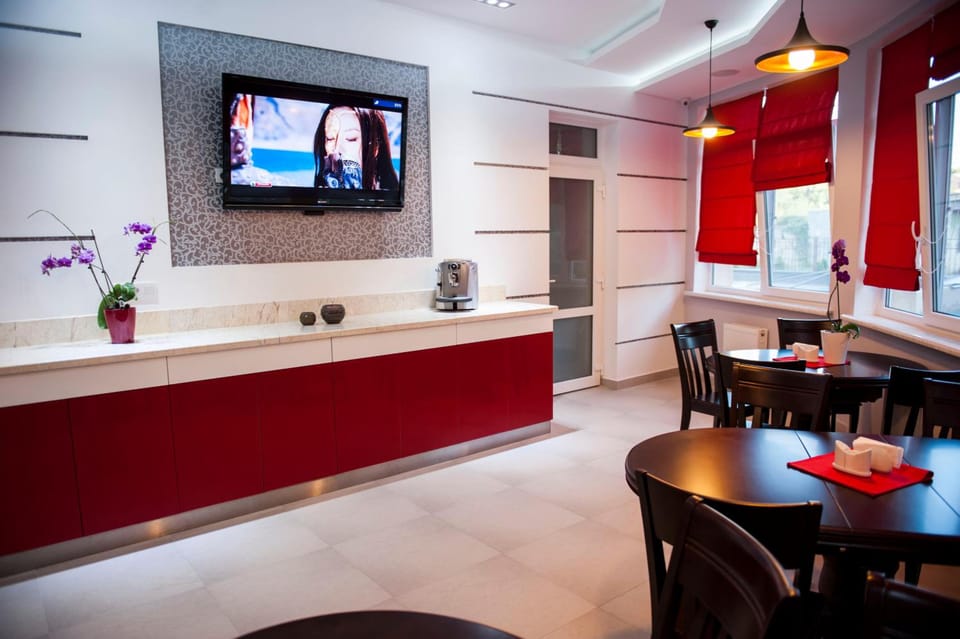 Shared lounge/TV area