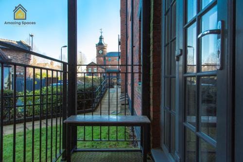 Spacious 2Bedroom 2Bathroom Flat in Warrington. Hotel in Warrington