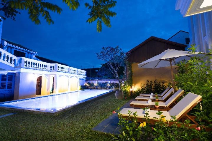 Swimming pool [outdoor]