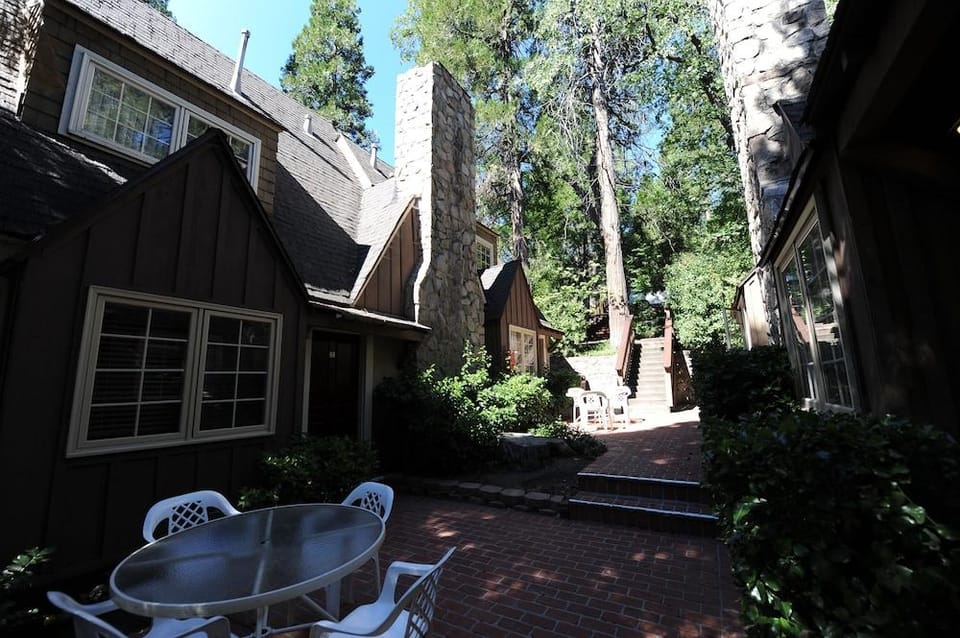 Saddleback Inn Hotel in Lake Arrowhead