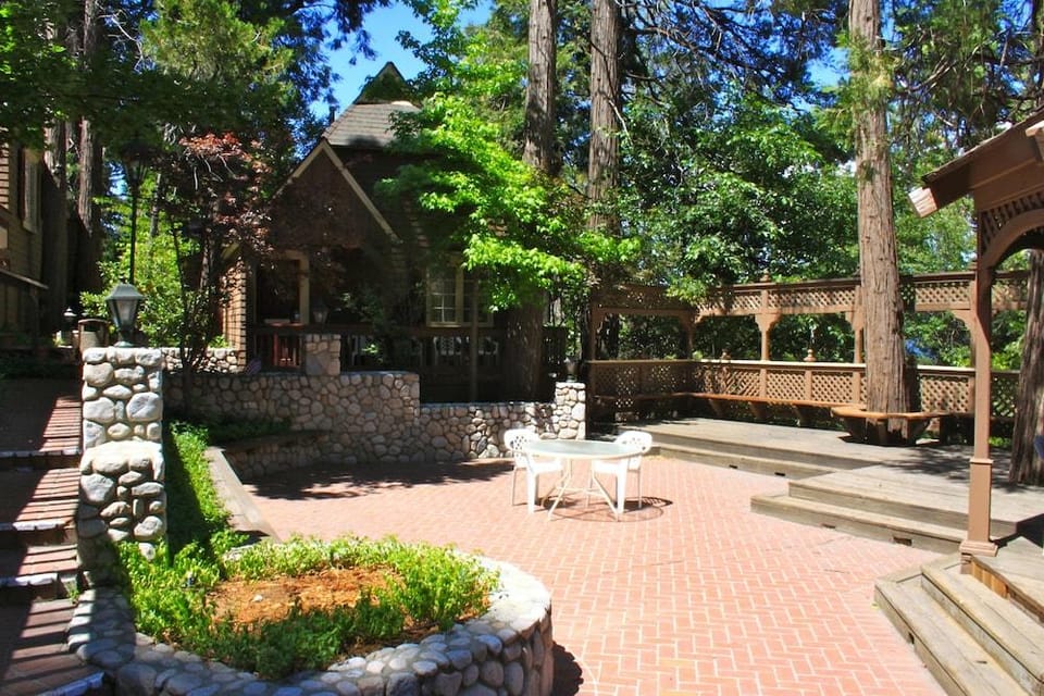 Saddleback Inn Hotel in Lake Arrowhead