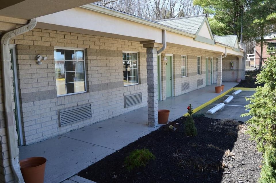 Economy Inn - Akron Hotel in Cuyahoga Falls