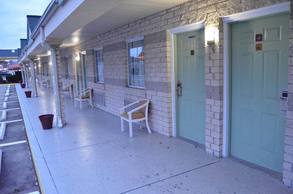 Economy Inn - Akron Hotel in Cuyahoga Falls