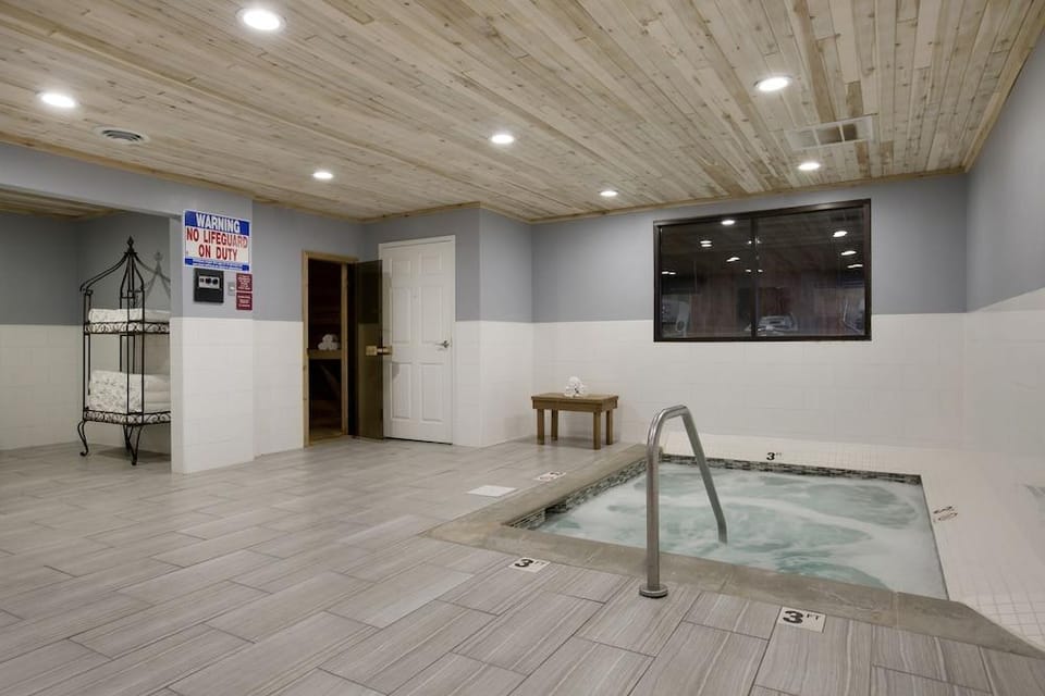 Redwood Lodge Hotel in Minnesota