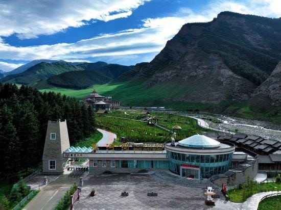 Binggou River Oasis Xinju Hotel in China