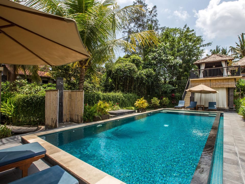 Swimming pool [outdoor]