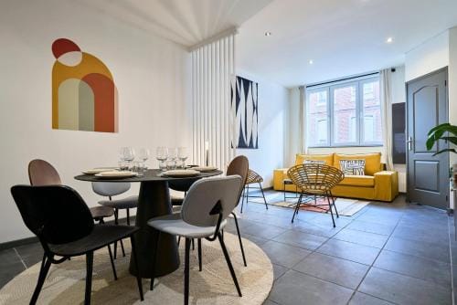 3 bedroom house with courtyard, near metro Hotel in Flanders