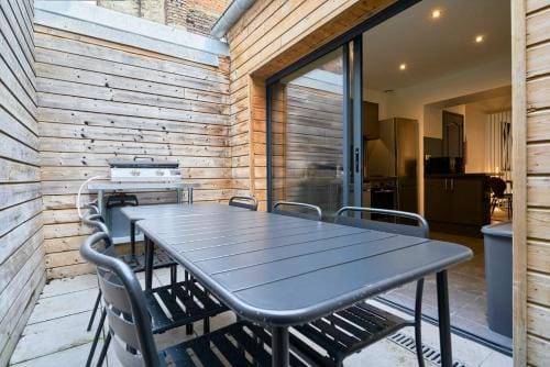 3 bedroom house with courtyard, near metro Hotel in Flanders
