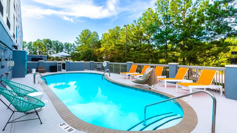 Swimming pool [outdoor]