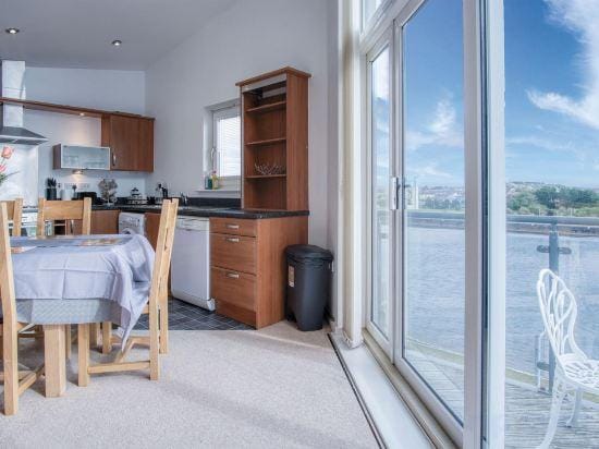The Penthouse - 3 Bedroom Apartment - Llanelli Hotel in Wales