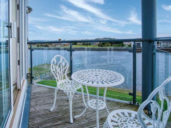 The Penthouse - 3 Bedroom Apartment - Llanelli Hotel in Wales