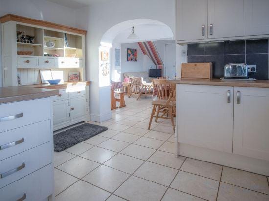 Maytree Cottage - 4 Bedroom Holiday Home - Tenby Hotel in Wales